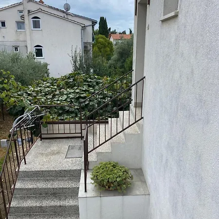 Lara, 350m From Lone Apartmán *