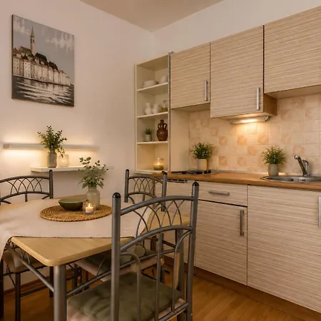 Apartmán Lara, 350m From Lone *